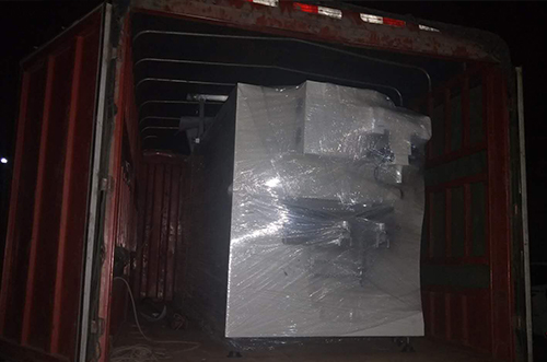 重慶客戶SMT設(shè)備專車送貨，貨到上門安裝調(diào)試